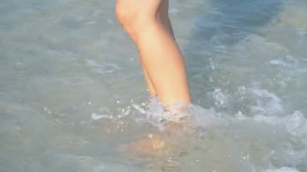 Gambe femminili che camminano in un mare poco profondo — Video Stock