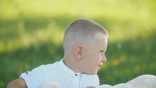 Garçon jouer avec un ours en peluche — Video