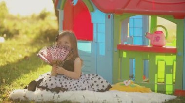 Kız doğada oynanıyor