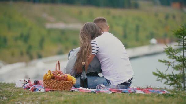 Coppia su un picnic — Video Stock