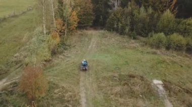 Dörtlü bisiklete binen çift