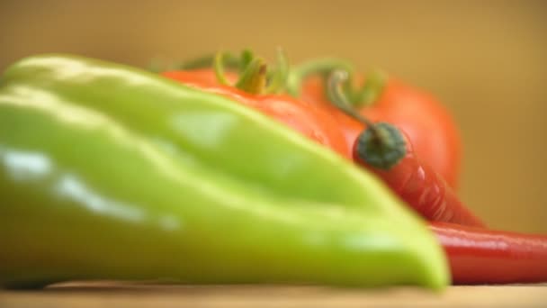 Tomatoes and peppers on a wooden tray — Stock Video