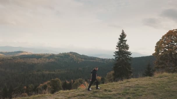 Paar vor dem Hintergrund der Berge — Stockvideo