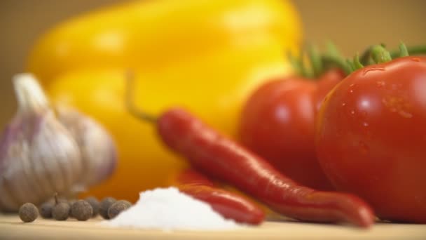 Tomates y pimientos en una bandeja de madera — Vídeo de stock