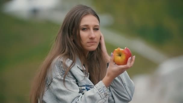 Дівчина їсть яблуко — стокове відео