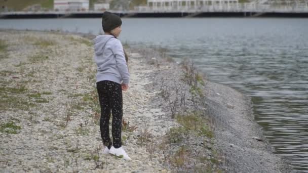 Κορίτσι κοντά στη λίμνη — Αρχείο Βίντεο