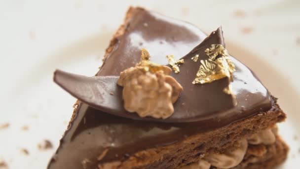 Fatia de bolo de chocolate em uma placa branca — Vídeo de Stock