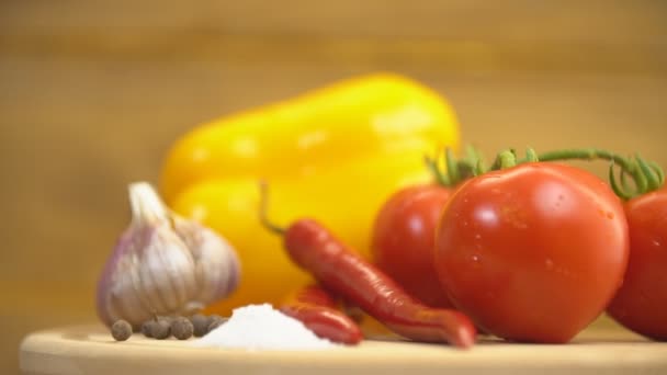 Tomates e pimentas em uma bandeja de madeira — Vídeo de Stock