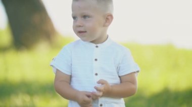 küçük çocuk oyuncak ayılar ile bir battaniye üzerinde oturan