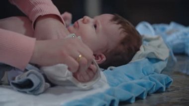 Giysiler tören için çocuktan alınır.