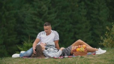 genç bir çift üzerinde piknik