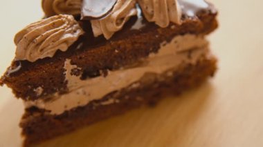 Dönen beyaz tabakta bir dilim çikolatalı pasta.