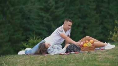 genç bir çift üzerinde piknik