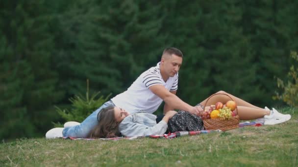 Pareja joven en un picnic — Vídeos de Stock