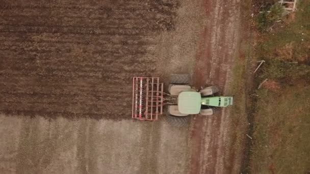 tracteur vert laboure le sol 