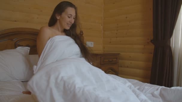 Frau wachte im Bett auf — Stockvideo
