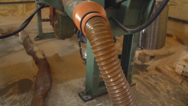 Труба, вдоль которой обработаны древесные стружки — стоковое видео