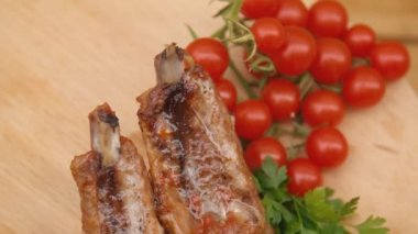 Domatesli kızarmış kaburga.