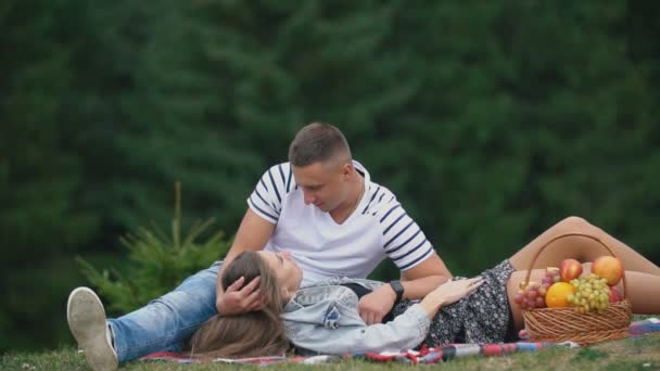 Fiatal pár egy piknik — Stock videók