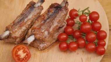 Domatesli kızarmış kaburga.