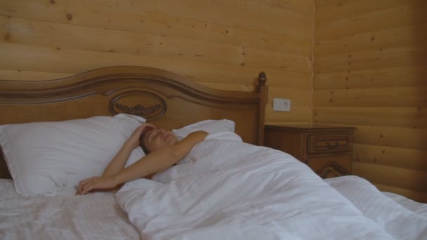 Donna svegliata a letto — Video Stock