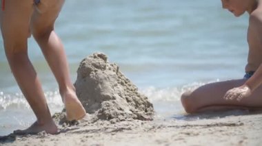 çocuklar bir kum dansı inşa