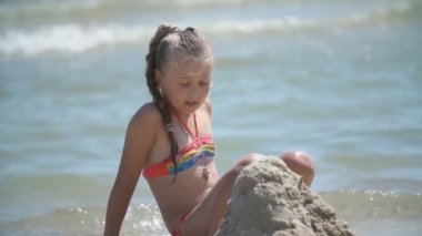 çocuklar bir kum dansı inşa