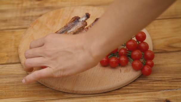 Côtes frites aux tomates — Video