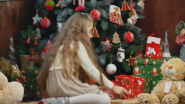 소녀 크리스마스 트리 근처에 앉아 — 비디오