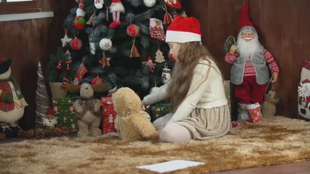 Chica jugando con un oso de peluche — Vídeos de Stock