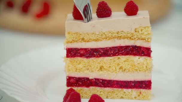 Торт з малиною в тарілці — стокове відео