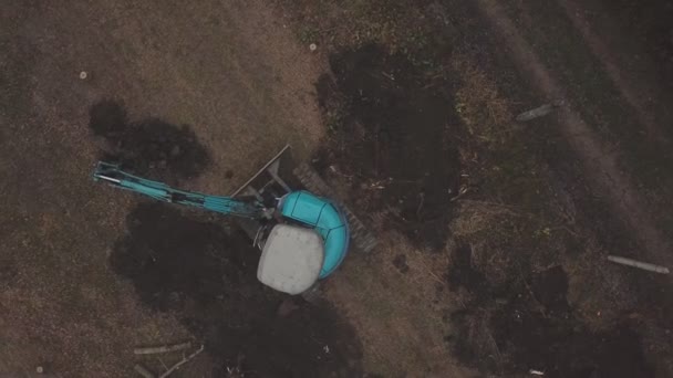 Екскаватор копає коріння дерева — стокове відео