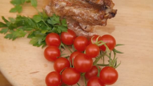 Un trozo de carne con tomates — Vídeos de Stock