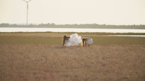 Mor med dotter och vita ballonger — Stockvideo