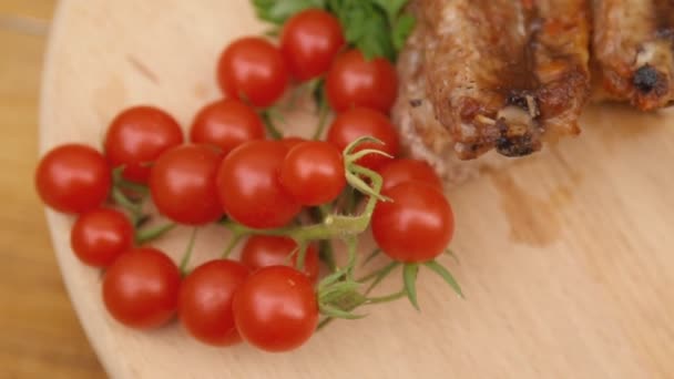 Een stuk vlees met tomaten — Stockvideo