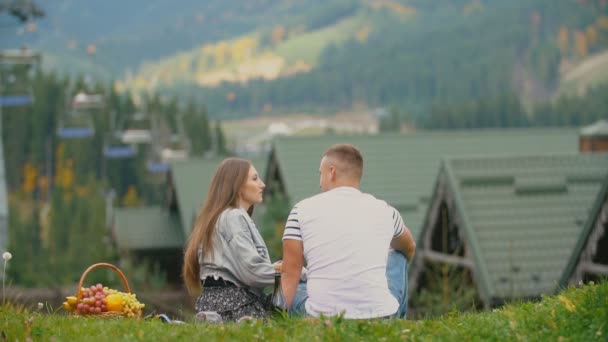 Couple sitting in nature — Stock Video