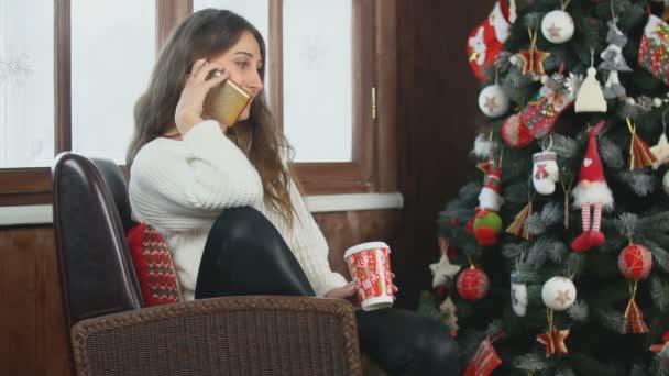 Mädchen telefoniert, während sie in einem Stuhl sitzt — Stockvideo