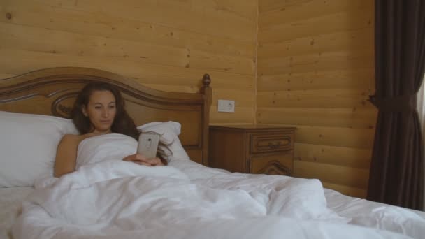 Femme regardant le téléphone — Video