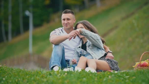 Couple sitting in nature — Stock Video