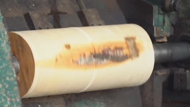 bois rond filant sur une machine 