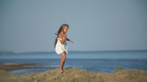 Παιδί δίπλα στη θάλασσα — Αρχείο Βίντεο