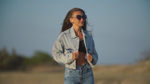 Girl in jeans clothes and sunglasses — Stock Video