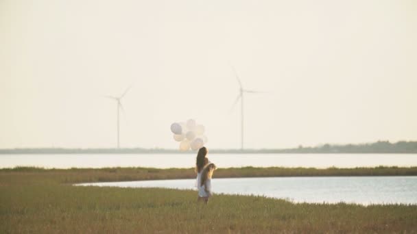 Mutter mit Tochter und Luftballons — Stockvideo