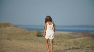 Deniz kenarındaki çocuk