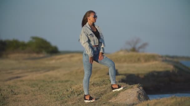 Chica en jeans ropa y gafas de sol — Vídeos de Stock
