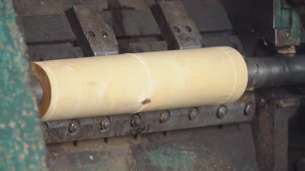 bois rond filant sur une machine 