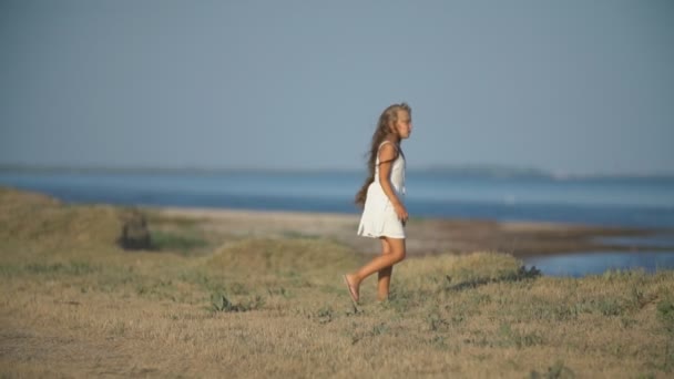 Niño junto al mar — Vídeos de Stock