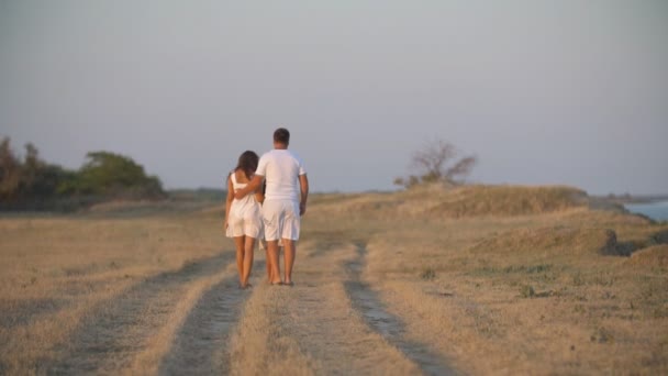 Familia va en un camino de tierra — Vídeo de stock