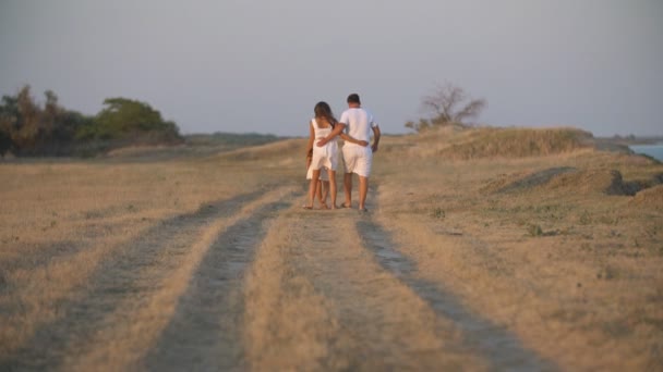 Familia va en un camino de tierra — Vídeo de stock