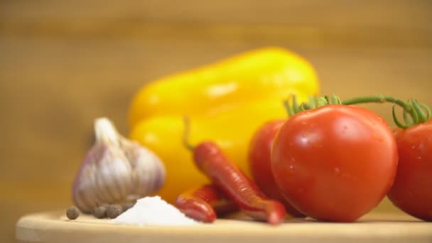 Tomaten, pepers en knoflook op een dienblad — Stockvideo